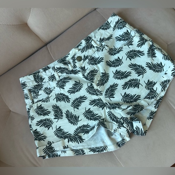 H and M feather print hot pants. - Picture 4 of 11